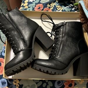 Size 7 Soda zip up boots